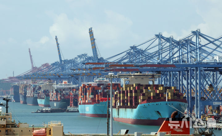  [부산=뉴시스] 하경민 기자 = 14일 부산 강서구 부산항신항 부두에서 수출입 컨테이너 선적 및 하역작업이 진행되고 있다. 2025.09.14. yulnetphoto@newsis.com