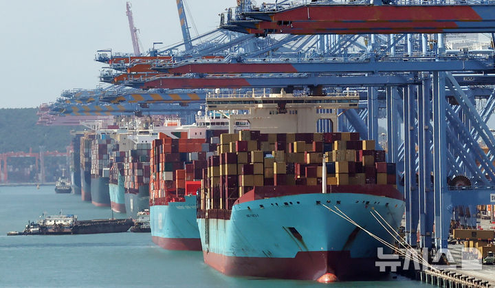  [부산=뉴시스] 하경민 기자 = 14일 부산 강서구 부산항신항 부두에서 수출입 컨테이너 선적 및 하역작업이 진행되고 있다. 2025.09.14. yulnetphoto@newsis.com