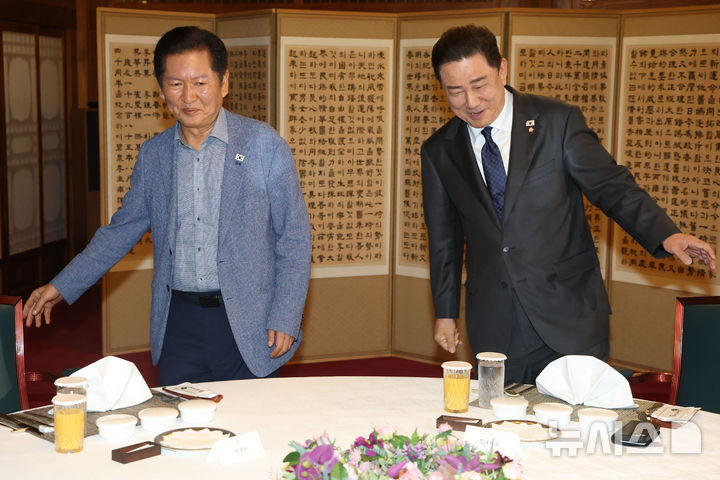 [서울=뉴시스] 추상철 기자 = 정청래 더불어민주당 대표와 김병기 원내대표가 14일 오후 서울 종로구 삼청동 총리 공관에서 열린 당정대 고위급 만찬회동에 참석하고 있다. (공동취재) 2025.09.14. scchoo@newsis.com