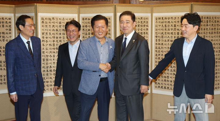 [서울=뉴시스] 추상철 기자 = 정청래 더불어민주당 대표와 김병기 원내대표가 14일 오후 서울 종로구 삼청동 총리 공관에서 열린 당정대 고위급 만찬회동에 참석해 기념촬영을 마친뒤 손을 잡고 있다. 왼쪽부터 우상호 정무수석, 김민석 국무총리, 정 대표, 김 원내대표, 강훈식 대통령 비서실장. (공동취재) 2025.09.14. scchoo@newsis.com