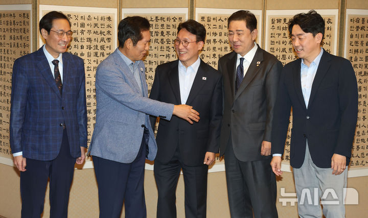 [서울=뉴시스] 추상철 기자 = 정청래 더불어민주당 대표가 14일 오후 서울 종로구 삼청동 총리 공관에서 열린 당정대 고위급 만찬회동에서 기념촬영을 마친뒤 악수하기 위해 김병기 원내대표에게 손을 내밀고 있다. 왼쪽부터 우상호 정무수석, 정 대표, 김민석 국무총리, 김 원내대표, 강훈식 대통령 비서실장. (공동취재) 2025.09.14. scchoo@newsis.com