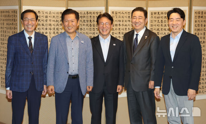 [서울=뉴시스] 추상철 기자 = 김민석 국무총리와 정청래 더불어민주당 대표, 김병기 원내대표, 우상호 정무수석, 강훈식 대통령 비서실장이 14일 오후 서울 종로구 삼청동 총리 공관에서 열린 당정대 고위급 만찬회동에서 기념촬영을 하고 있다. (공동취재) 2025.09.14. scchoo@newsis.com