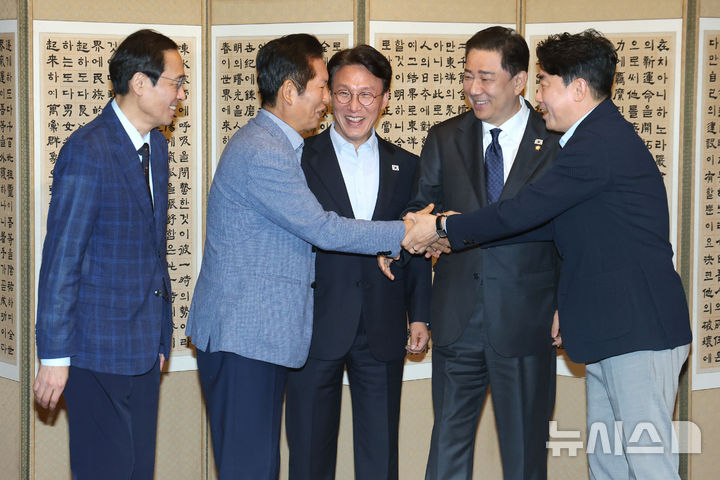 [서울=뉴시스] 추상철 기자 = 정청래 더불어민주당 대표와 김병기 원내대표가 14일 오후 서울 종로구 삼청동 총리 공관에서 열린 당정대 고위급 만찬회동에 참석해 기념촬영에 앞서 악수하고 있다. 왼쪽부터 우상호 정무수석, 정 대표, 김민석 국무총리, 김 원내대표, 강훈식 대통령 비서실장.   (공동취재) 2025.09.14. scchoo@newsis.com