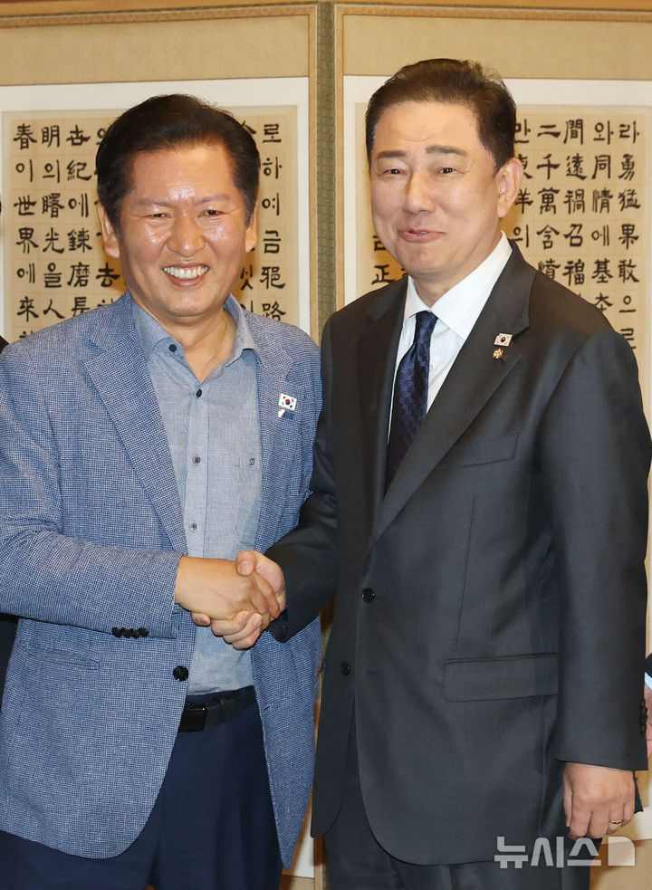 [서울=뉴시스] 추상철 기자 = 정청래 더불어민주당 대표와 김병기 원내대표가 14일 오후 서울 종로구 삼청동 총리 공관에서 열린 당정대 고위급 만찬회동에 참석해 기념촬영을 마친뒤 손을 잡고 있다. (공동취재) 2025.09.14. scchoo@newsis.com