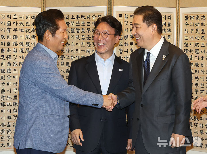 [서울=뉴시스] 추상철 기자 = 정청래 더불어민주당 대표와 김병기 원내대표가 14일 오후 서울 종로구 삼청동 총리 공관에서 열린 당정대 고위급 만찬회동에 참석해 기념촬영에 앞서 악수하고 있다. 왼쪽부터 정 대표, 김민석 국무총리, 김 원내대표.  (공동취재) 2025.09.14. scchoo@newsis.com