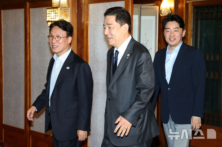 [서울=뉴시스] 추상철 기자 = 김민석 국무총리와 김병기 더불어민주당 원내대표, 강훈식 대통령 비서실장이 14일 오후 서울 종로구 삼청동 총리 공관에서 열린 당정대 고위급 만찬회동에 참석하고 있다. (공동취재) 2025.09.14. scchoo@newsis.com