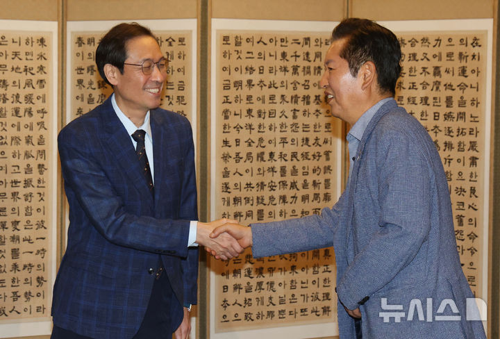 [서울=뉴시스] 추상철 기자 = 정청래 더불어민주당 대표와 우상호 정무수석이14일 오후 서울 종로구 삼청동 총리 공관에서 열린 당정대 고위급 만찬회동에 참석해 악수하고 있다. (공동취재) 2025.09.14. scchoo@newsis.com