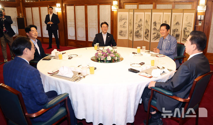 [서울=뉴시스] 추상철 기자 = 김민석 국무총리와 여당 대표 등이 14일 오후 서울 종로구 삼청동 국무총리 공관에서 열린 당정대 고위급 만찬 회동에 참석해 환담을 하고 있다. 왼쪽부터 시계방향으로 강훈식 대통령 비서실장, 김민석 총리, 더불어민주당 정청래 대표, 김병기 원내대표, 우상호 대통령실 정무수석. 2025.09.14. scchoo@newsis.com