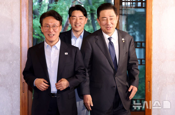 [서울=뉴시스] 추상철 기자 = 김민석 국무총리와 강훈식 대통령 비서실장, 김병기 더불어민주당 원내대표가 14일 오후 서울 종로구 삼청동 국무총리 공관에서 열린 당정대 고위급 만찬 회동에 참석하고 있다. 2025.09.14. scchoo@newsis.com