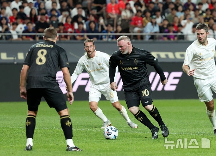 [서울=뉴시스] 홍효식 기자 = 14일 오후 서울 마포구 서울월드컵경기장에서 열린 넥슨 2025 아이콘 매치 FC 스피어(공격수팀)와 쉴드 유나이티드(수비수팀)의 경기, FC 스피어 루니가 드리블하고 있다. 2025.09.14. yesphoto@newsis.com