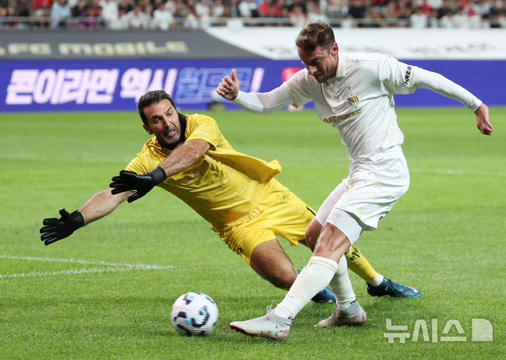 [서울=뉴시스] 홍효식 기자 = 14일 오후 서울 마포구 서울월드컵경기장에서 열린 넥슨 2025 아이콘 매치 FC 스피어(공격수팀)와 쉴드 유나이티드(수비수팀)의 경기, 쉴드 유나이티드 마르키시오가 FC 스피어 골키퍼 부폰을 상대로 슛하고 있다. 2025.09.14. yesphoto@newsis.com