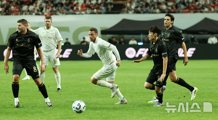 [서울=뉴시스] 홍효식 기자 = 14일 오후 서울 마포구 서울월드컵경기장에서 열린 넥슨 2025 아이콘 매치 FC 스피어(공격수팀)와 쉴드 유나이티드(수비수팀)의 경기, FC 스피어 박지성이 드리블하고 있다. 2025.09.14. yesphoto@newsis.com