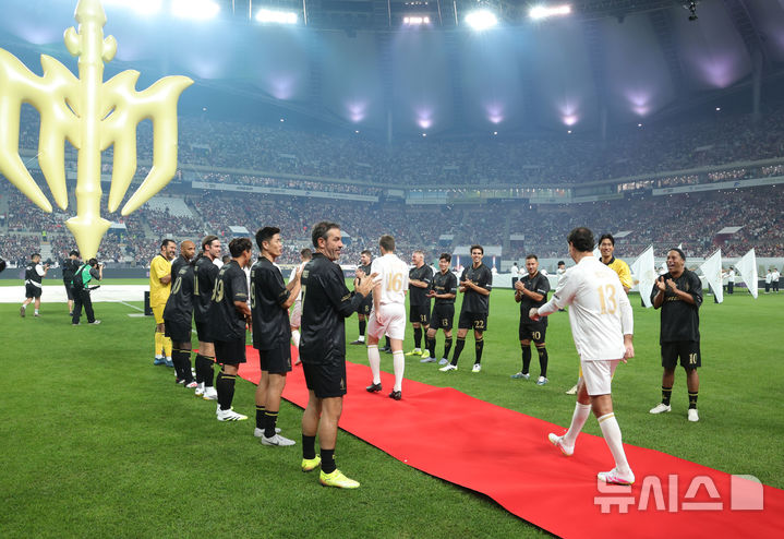 [서울=뉴시스] 홍효식 기자 = 14일 오후 서울 마포구 서울월드컵경기장에서 열린 넥슨 2025 아이콘 매치 FC 스피어(공격수팀)와 쉴드 유나이티드(수비수팀)의 경기에 앞서 지난 대회 승리한 쉴드 유나이티드 선수들이 FC 스피어 선수들의 박수를 받으며 레드카펫 밟고 입장하고 있다. 2025.09.14. yesphoto@newsis.com