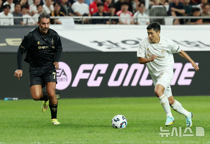 [서울=뉴시스] 홍효식 기자 = 14일 오후 서울 마포구 서울월드컵경기장에서 열린 넥슨 2025 아이콘 매치 FC 스피어(공격수팀)와 쉴드 유나이티드(수비수팀)의 경기, 쉴드 유나이티드 이영표가 드리블하고 있다. 2025.09.14. yesphoto@newsis.com