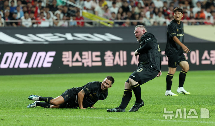 [서울=뉴시스] 홍효식 기자 = 14일 오후 서울 마포구 서울월드컵경기장에서 열린 넥슨 2025 아이콘 매치 FC 스피어(공격수팀)와 쉴드 유나이티드(수비수팀)의 경기, FC 스피어 웨인 루니가 골을 넣고 있다. 2025.09.14. yesphoto@newsis.com