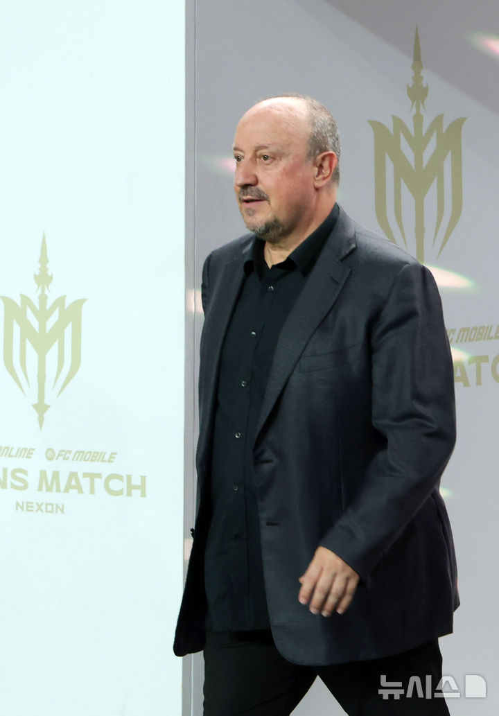 [서울=뉴시스] 홍효식 기자 = 14일 오후 서울 마포구 서울월드컵경기장에서 열린 넥슨 2025 아이콘 매치 FC 스피어(공격수팀)와 쉴드 유나이티드(수비수팀)의 경기, 쉴드 유나이티드 라파엘 베니테스 감독이 입장하고 있다. 2025.09.14. yesphoto@newsis.com