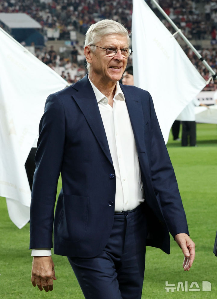 [서울=뉴시스] 홍효식 기자 = 14일 오후 서울 마포구 서울월드컵경기장에서 열린 넥슨 2025 아이콘 매치 FC 스피어(공격수팀)와 쉴드 유나이티드(수비수팀)의 경기, FC 스피어 아르센 벵거 감독이 참석해 있다. 2025.09.14. yesphoto@newsis.com