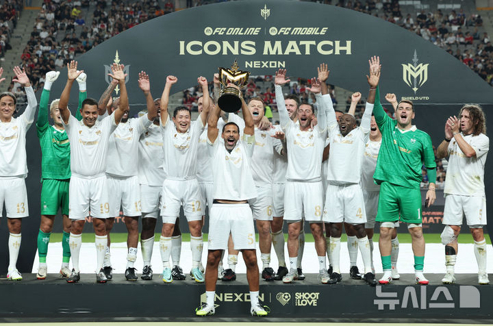 [서울=뉴시스] 홍효식 기자 = 14일 오후 서울 마포구 서울월드컵경기장에서 열린 넥슨 2025 아이콘 매치 FC 스피어(공격수팀)와 쉴드 유나이티드(수비수팀)의 경기, 2-1로 승리한 쉴드 유나이티드 선수들이 트로피를 들고 기뻐하고 있다. 2025.09.14. yesphoto@newsis.com