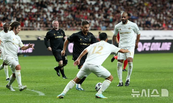 [서울=뉴시스] 홍효식 기자 = 14일 오후 서울 마포구 서울월드컵경기장에서 열린 넥슨 2025 아이콘 매치 FC 스피어(공격수팀)와 쉴드 유나이티드(수비수팀)의 경기, FC 스피어 아자르가 드리블하고 있다. 2025.09.14. yesphoto@newsis.com