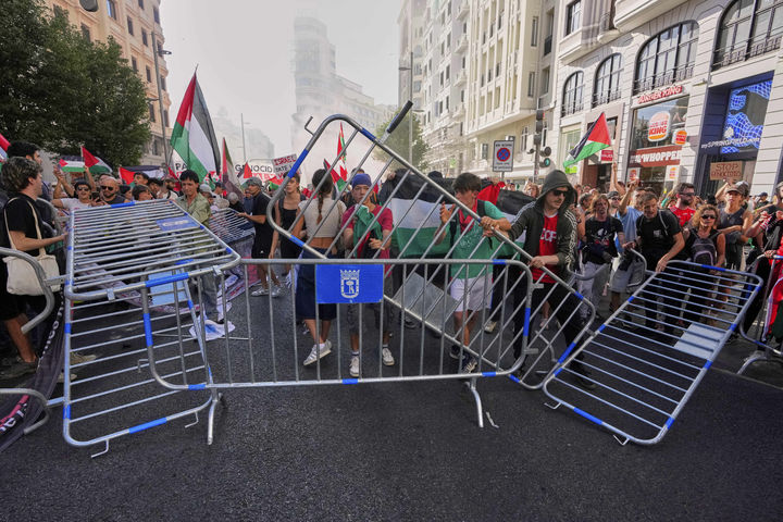 [스페인=AP/뉴시스] 14일(현지 시간) 스페인 마드리드에서 열린 세계 3대 도로 사이클 대회 '부엘타 아 에스파냐'에서 친팔레스타인 시위대가 경기 진행을 방해하고 있다. 2025.09.15.