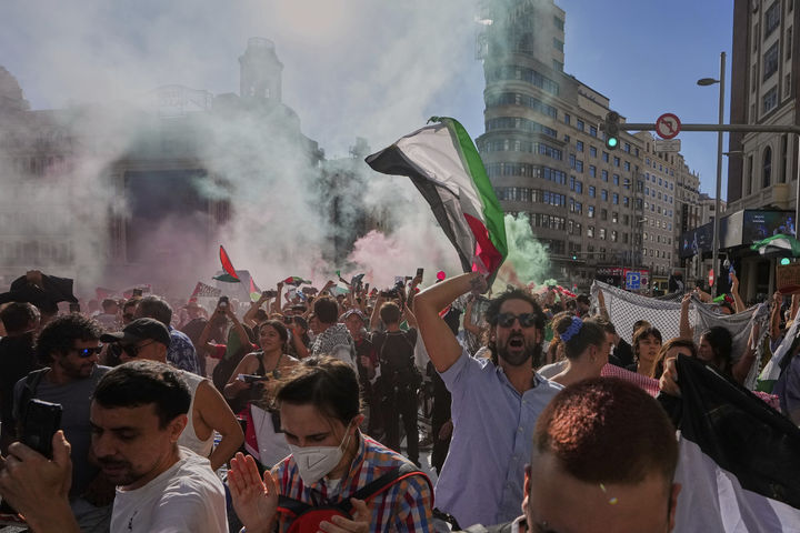 [스페인=AP/뉴시스] 14일(현지 시간) 스페인 마드리드에서 열린 세계 3대 도로 사이클 대회 '부엘타 아 에스파냐'에서 친팔레스타인 시위대가 경기 진행을 방해하고 있다. 2025.09.15.