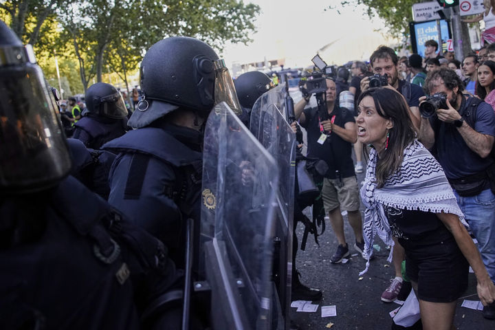 [스페인=AP/뉴시스] 14일(현지 시간) 스페인 마드리드에서 열린 세계 3대 도로 사이클 대회 '부엘타 아 에스파냐'에서 친팔레스타인 시위대가 경찰과 충돌하고 있다. 2025.09.15.