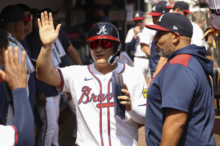 [애틀랜타=AP/뉴시스] 애틀랜타 브레이브스의 김하성이 15일(한국 시간) 미국 조지아주 애틀랜타의 트루이스트 파크에서 벌어진 2025 메이저리그(MLB) 휴스턴 애스트로스와의 경기에서 2회말 득점을 올린 뒤 동료들과 하이파이브를 하고 있다. 2025.09.15