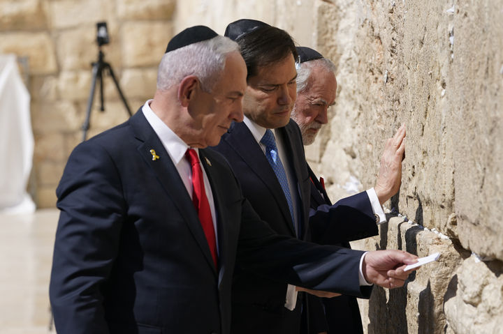 [예루살렘=AP/뉴시스] 마코 루비오 미국 국무장관(가운데)이 베냐민 네타냐후 이스라엘 총리(왼쪽)와 14일(현지 시간) 이스라엘 동예루살렘 구시가지 서쪽 벽을 방문하고 있다. 2025.09.15.