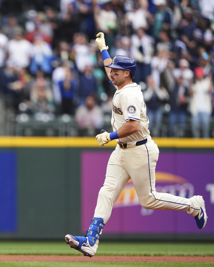 [시애틀=AP/뉴시스] 시애틀 매리너스의 칼 롤리가 15일(한국 시간) 미국 워싱턴주 시애틀의 T모바일 파크에서 벌어진 2025 메이저리그(MLB) LA 에인절스와의 홈 경기에서 1회말 선제 투런포를 때려낸 뒤 그라운드를 돌고 있다. 2025.09.15