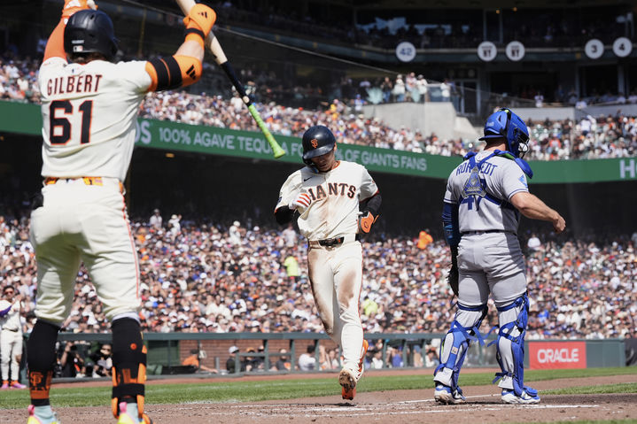 [샌프란시스코=AP/뉴시스] 샌프란시스코 자이언츠의 이정후가 15일(한국 시간) 미국 캘리포니아주 샌프란시스코의 오라클파크에서 벌어진 2025 메이저리그(MLB) LA 다저스와의 경기에서 2회말 득점을 올리고 있다. 2025.09.15