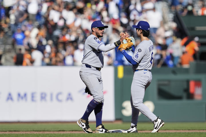 [샌프란시스코=AP/뉴시스] LA 다저스의 김혜성이 15일(한국 시간) 미국 캘리포니아주 샌프란시스코의 오라클파크에서 벌어진 2025 메이저리그(MLB) 샌프란시스코 자이언츠와의 경기를 마친 뒤 미겔 로하스와 하이파이브를 하고 있다. 2025.09.15