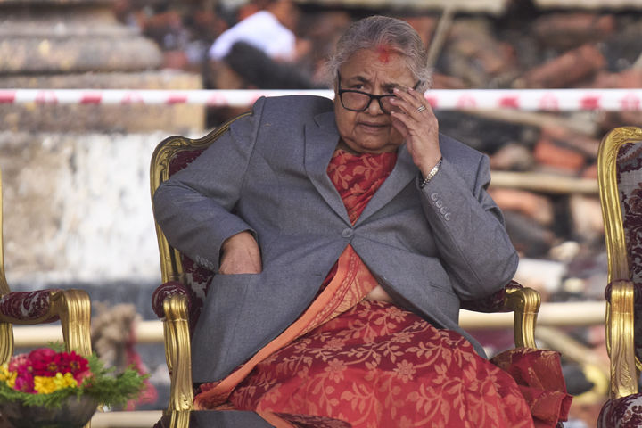 [카트만두(네팔)=AP/뉴시스]수실라 카르키 신임 네팔 총리가 15일 네팔 카트만두 대통령관저에서 그녀가 이날 새로 임명한 3명의 각료가 람 찬드라 푸델 네팔 대통령에게 취임선서 하는 것을 기다리고 있다. 그녀는 이날 3명의 각료를 임명하면서 내년 3월 새로운 선거를 실시할 것이라고 밝혔다. 2025.09.15.