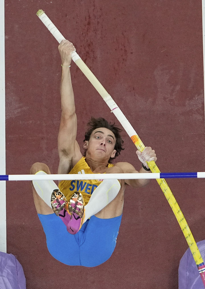 [도쿄=AP/뉴시스] 아먼드 듀플랜티스(스웨덴)가 15일 일본 도쿄국립경기장에서 열린 2025 세계육상선수권대회 남자 장대높이뛰기 결선에서 바를 넘고 있다. 2025.09.16.