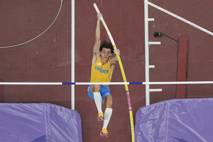 [도쿄=AP/뉴시스] 아먼드 듀플랜티스(스웨덴)가 15일 일본 도쿄국립경기장에서 열린 2025 세계육상선수권대회 남자 장대높이뛰기 결선에서 바를 넘고 있다. 2025.09.16.