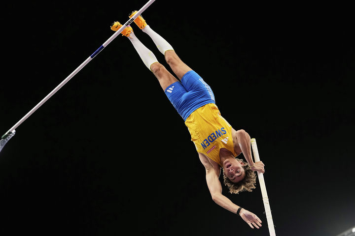 [도쿄=AP/뉴시스] 아먼드 듀플랜티스(스웨덴)가 15일 일본 도쿄국립경기장에서 열린 2025 세계육상선수권대회 남자 장대높이뛰기 결선에서 바를 넘고 있다. 2025.09.16.