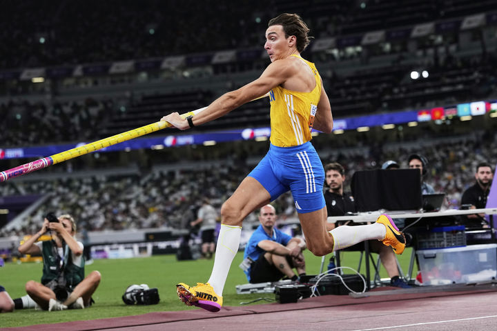 [도쿄=AP/뉴시스] 아먼드 듀플랜티스(스웨덴)가 15일 일본 도쿄국립경기장에서 열린 2025 세계육상선수권대회 남자 장대높이뛰기 결선을 치르고 있다. 2025.09.16.