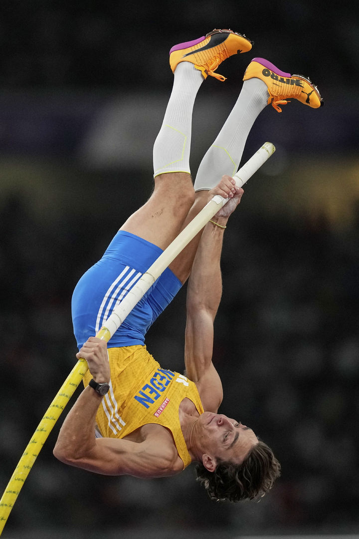 [도쿄=AP/뉴시스] 아먼드 듀플랜티스(스웨덴)가 15일 일본 도쿄국립경기장에서 열린 2025 세계육상선수권대회 남자 장대높이뛰기 결선을 치르고 있다. 2025.09.16.