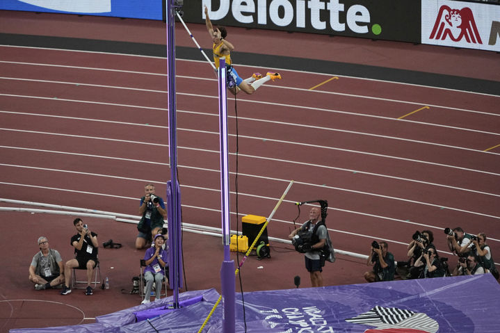 [도쿄=AP/뉴시스] 아먼드 듀플랜티스(스웨덴)가 15일 일본 도쿄국립경기장에서 열린 2025 세계육상선수권대회 남자 장대높이뛰기 결선에서 6m30을 넘고 있다. 듀플랜티스는 이날 세계 신기록을 세웠다. 2025.09.16.