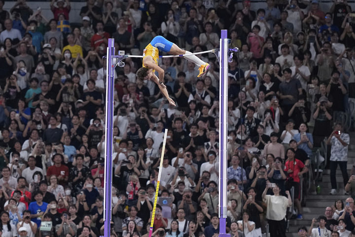 [도쿄=AP/뉴시스] 아먼드 듀플랜티스(스웨덴)가 15일 일본 도쿄국립경기장에서 열린 2025 세계육상선수권대회 남자 장대높이뛰기 결선에서 6m30을 넘고 있다. 듀플랜티스는 이날 세계 신기록을 세웠다. 2025.09.16.