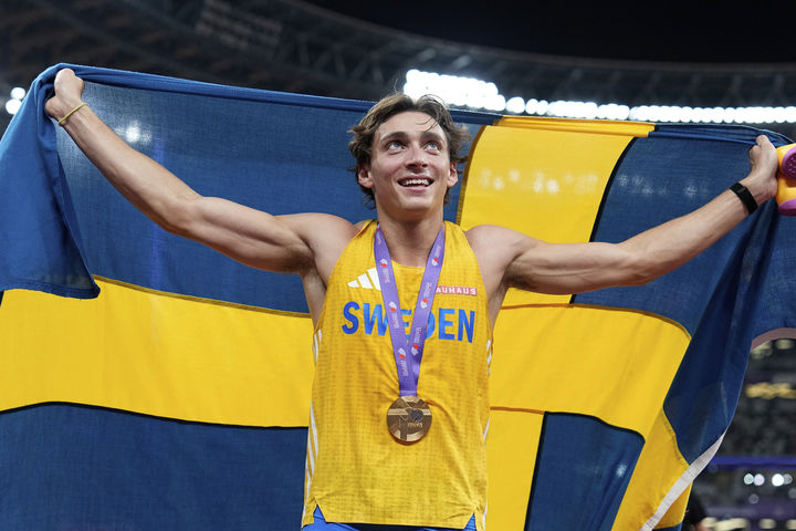 [도쿄=AP/뉴시스] 아먼드 듀플랜티스(스웨덴)가 15일 일본 도쿄국립경기장에서 열린 2025 세계육상선수권대회 남자 장대높이뛰기 결선에서 6m30을 넘어 우승을 차지한 뒤 경기장을 돌고 있다. 2025.09.16.