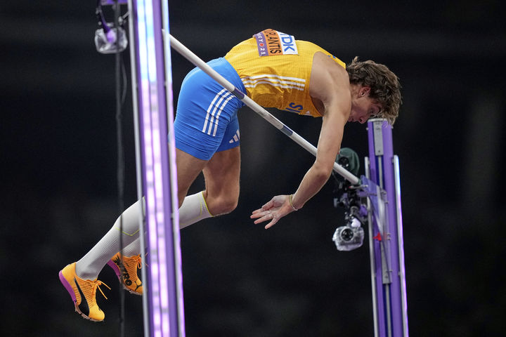 [도쿄=AP/뉴시스] 아먼드 듀플랜티스(스웨덴)가 15일 일본 도쿄국립경기장에서 열린 2025 세계육상선수권대회 남자 장대높이뛰기 결선에서 6m30을 뛰어넘어 세계신기록을 세우고 있다. 2025.09.16.