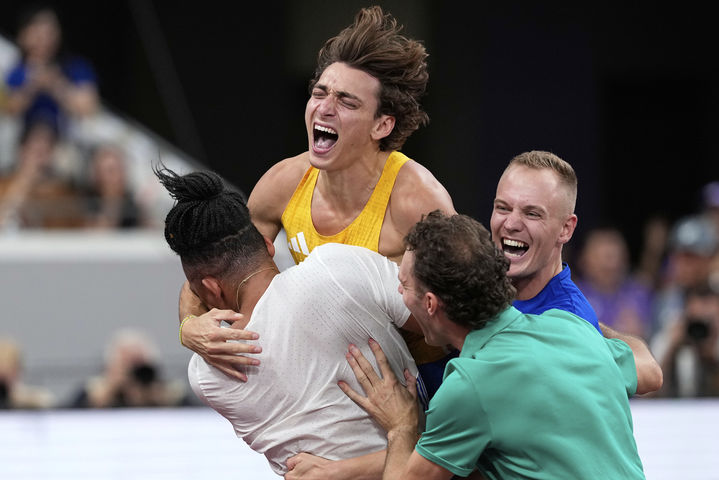 [도쿄=AP/뉴시스] 아먼드 듀플랜티스(스웨덴)가 15일 일본 도쿄국립경기장에서 열린 2025 세계육상선수권대회 남자 장대높이뛰기 결선에서 6m30을 넘어 세계 신기록을 세운 뒤 에마누일 카릴라스(왼쪽, 그리스), 샘 켄드릭스(오른쪽, 미국), 커티스 마샬(호주)와 함께 기뻐하고 있다. 2025.09.16.