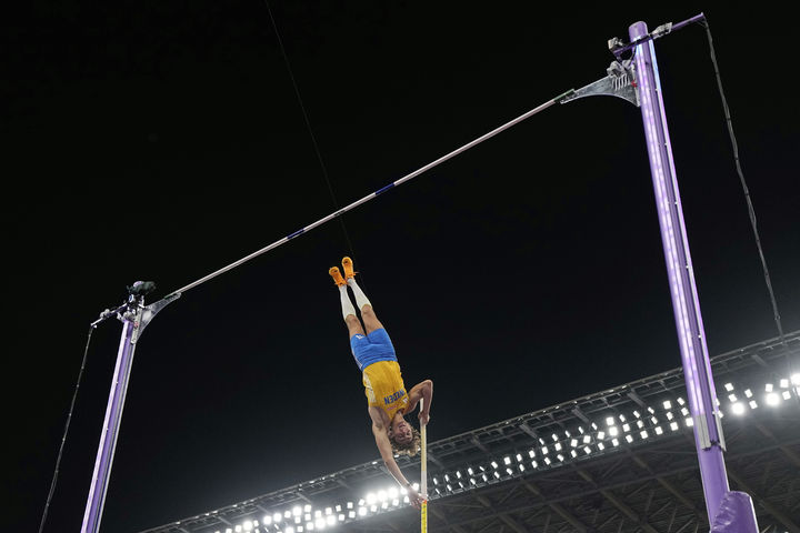 [도쿄=AP/뉴시스] 아먼드 듀플랜티스(스웨덴)가 15일 일본 도쿄국립경기장에서 열린 2025 세계육상선수권대회 남자 장대높이뛰기 결선에서 6m30을 뛰어 넘고 있다. 2025.09.16.