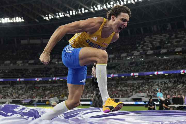 [도쿄=AP/뉴시스] 아먼드 듀플랜티스(스웨덴)가 15일 일본 도쿄국립경기장에서 열린 2025 세계육상선수권대회 남자 장대높이뛰기 결선에서 6m30을 넘은 뒤 포효하고 있다. 2025.09.16.