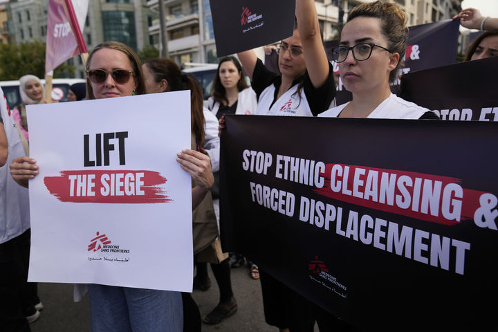 [베이루트=AP/뉴시스] 이스라엘이 30일(현지 시간) 국경없는의사회(MSF) 등 구호단체 활동을 금지했다. 사진은 지난 9월 15일 레바논 베이루트 순교자 광장에서 MSF 소속 활동가들이 가자지구 전쟁 종식과 즉각적인 휴전을 촉구하는 피켓을 들고 시위하는 모습. 2025.12.31.