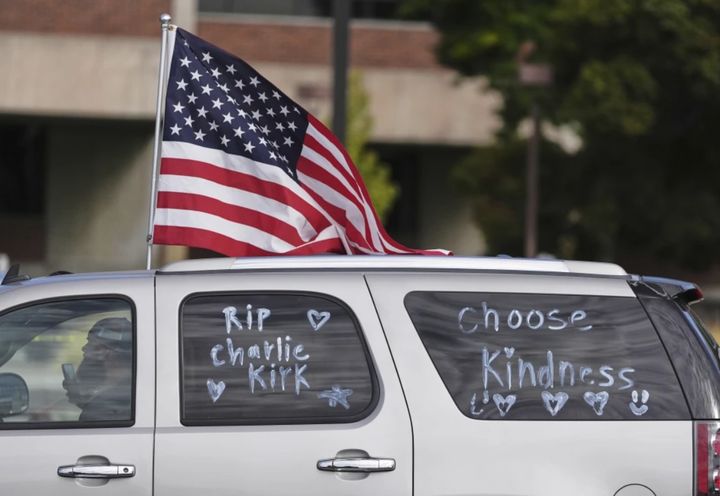  [오렘(미 유타주)=AP/뉴시스] 13일 미국 유타주 오렘의 유타밸리대를 지나가는 차량의 창문에‘터닝 포인트 USA’의 최고경영자(CEO)이자 공동 창립자로 10일 총격을 받아 사망한 보수 활동가 찰리 커크를 추모하는 메시지가 적혀 있고, 미국 국기를 달고 있다. 2025.09.15. *재판매 및 DB 금지
