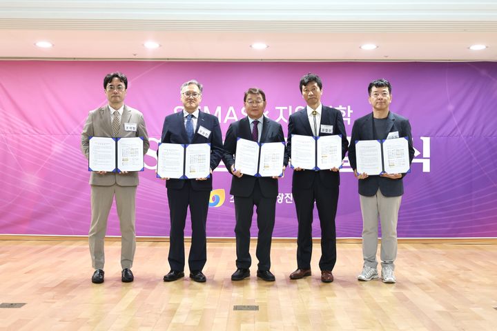 [서울=뉴시스] '소진공x지역대학 RISE 협의체' 출범. 왼쪽부터 조재형 부산외국어대 교수, 우승한 국립한밭대 교수, 박성효 소상공인시장진흥공단 이사장, 윤협상 대구가톨릭대 교수, 김승일 중앙대 학장. (사진=소상공인시장진흥공단 제공) 2025.09.16. photo@newsis.com *재판매 및 DB 금지