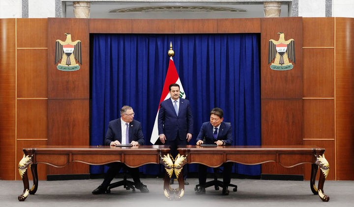 [서울=뉴시스] 패트릭 푸얀 토탈에너지스 CEO(왼쪽)와 류성안 현대건설 플랜트사업본부장이 지난 14일(현지시간 기준) 이라크 총리실에서 열린 계약 서명식에서 모하메드 시아 알수다니 이라크 총리가 지켜보는 가운데 계약을 체결하는 모습. 2025.09.15. (사진=현대건설 제공) photo@newsis.com *재판매 및 DB 금지