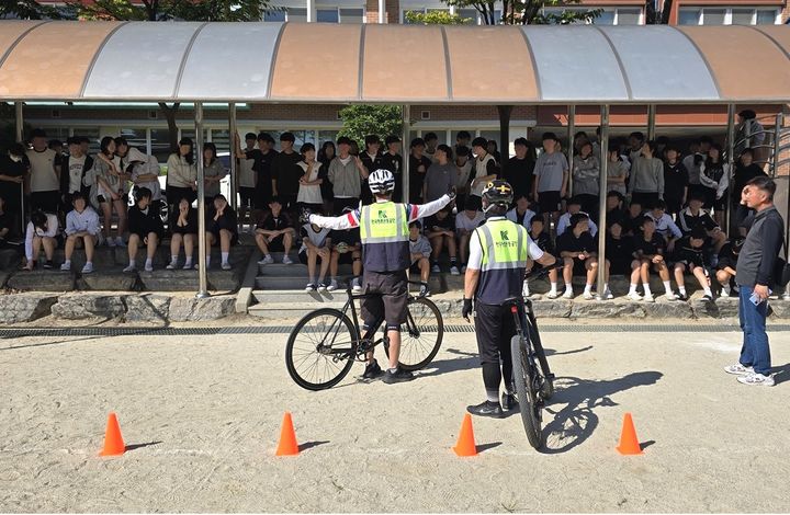 [원주=뉴시스] 일반·픽시 자전거 정지거리 실습교육. (사진=한국도로교통공단 제공) 2025.09.15. photo@newsis.com *재판매 및 DB 금지