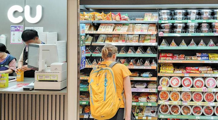 [서울=뉴시스] 최근 넷플릭스 영화 '케이팝 데몬 헌터스'가 전세계적인 이목을 끌고 있는 가운데, 편의점 CU가 한국을 찾는 외국인 관광객 사이에서 편의점 김밥이 큰 인기를 끌고 있다고 15일 밝혔다. (사진=BGF리테일 제공) *재판매 및 DB 금지